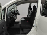 ベンチシートなので、運転席への移動がしやすいです(^^♪