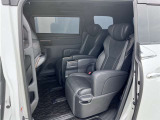 ゆとりある広々とした車内空間は、ドライブを始め買い物やレジャーなど、幅広く活躍します。一人でもみんなとでもお出かけを楽しみましょう!