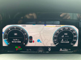 【Digital Cockpit Pro】基本の速度計とタコメーターの表示に加え、中央にドライビングデータやマップなどを少ない視線移動で視認できます。