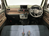 【インパネ】運転のしやすさを最優先に設計された見晴らしの良いフロントビュー。車両間隔が掴みやすく狭い道でも安心♪「安全」と「品質」を最優先に、安心してお乗りいただけるクルマを提供いたします。