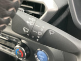 雨天時でもクリアな視界を確保するワイパーレバー。操作性にも優れ、スムーズな運転をサポートします。雨の日も安心です。