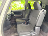 運転しやすい配置の操作系で、快適なドライブをサポート。シートの形状も工夫されており、長時間の運転でも疲れにくい設計です。