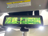 【スマートリヤビューミラー】後席の大きな荷物や同乗者で後方が確認しづらい時でも安心!カメラが撮影した車両後方の映像をルームミラー内に表示。クリアな視界で状況の確認が可能です!