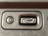 【パワーバックドア】スマートキーや運転席のボタンを押すだけでリアゲートが自動で開閉します!荷物を持っている時や、高い位置にあるバックドアを閉める際に便利な機能です♪
