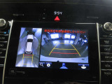 車両を上から見たような映像をナビ画面に表示するパノラミックビューモニター。