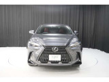 エクステリアは、一目でLEXUSとわかるスピンドルグリルを起点に、人が乗るキャビンの前後を大胆に絞り込んだ菱形のボディと力強く張り出したホイールフレアを融合させ、タイヤの存在を強調しています。