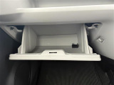【グローブボックス】大容量のグローブボックスです!!車検証ケース他、日頃使う小物類の収納スペースもたくさんあります!