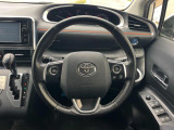 インテリアに合わせたデザインのステアリングは、運転される方のことも考え、運転しやすい形状、大きさです。是非一度、実際に触ってお確かめください。