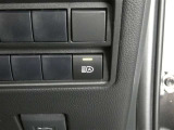 オートマチックハイビーム装備です。先行車や対向車のライトを認識し、ハイビームとロービームを自動で切り替える機能です。夜道の視界を確保します。詳細は販売店スタッフまでおたずねください。