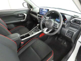 シンプルで使いやすいデザインの運転席です。