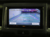 車両後方の映像を映すバックモニター。進路を確認しながら安全に車庫入れできます。