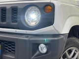 【LEDヘッドライト】悪天候や夜間走行時も良好な視界を確保し安心して運転できる高輝度LEDヘッドライトを装備!点灯速度が早く、消費電力も抑えられています。