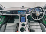 運転席からの眺めです。視界の良さが特徴です。
