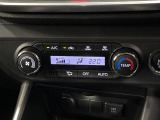【オートエアコン】一度お好みの温度に設定すれば、車内の温度を検知し風量や温度を自動で調整。暑い&hellip;寒い&hellip;と何度もスイッチ操作をする必要はありません。快適な車内空間には必須の機能ですね♪