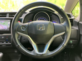 握りやすいステアリングは、運転操作をスムーズにします。快適なドライビングポジションを実現し、長距離運転でも疲れにくい設計です。