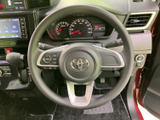 握りやすいステアリングで、運転操作を快適に行えます。オーディオや通話などの操作もステアリングから可能で、運転に集中できます。