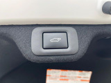 【パワーバックドア】スマートキーや運転席のボタンを押すだけでリアゲートが自動で開閉します!荷物を持っている時や、高い位置にあるバックドアを閉める際に便利な機能です♪