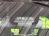 【トヨタセーフティセンス】走行中に前方の車両等を認識し、衝突しそうな時は警報とブレーキで衝突回避と被害軽減をアシスト。より安全にドライブをお楽しみいただけます。