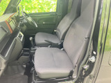 運転席からの視界は良好。操作しやすい配置で、運転に集中できます。快適なドライブをお楽しみください。