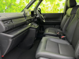 運転席周りも、シンプルで使いやすい設計です。各種スイッチ類も操作しやすい位置に配置されています。