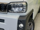 【LEDヘッドライト】悪天候や夜間走行時も良好な視界を確保し安心して運転できる高輝度LEDヘッドライトを装備!点灯速度が早く、消費電力も抑えられています。