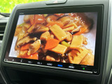 停車中には、TVの視聴をお楽しみいただけます。長距離移動の際の休憩時間に最適です。快適な空間を提供します。