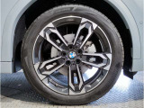 BMWの純正アロイホイールは軽量かつ強度にも優れているホイールで走行性能を引き上げる設計になっております。足元にもBMWは妥協がなくこだわっている個所になります。