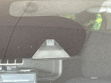 【エマージェンシーブレーキ】走行中に前方の車両等を認識し、衝突しそうな時は警報とブレーキで衝突回避と被害軽減をアシスト。より安全にドライブをお楽しみいただけます。