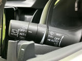 雨天時でもクリアな視界を確保できるワイパーレバー。運転の安全性を高める重要な機能です。