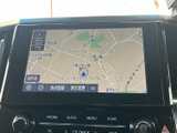 目的地までスムーズに案内。高精細な地図表示で、ドライブの安心感を高めます。細部まで鮮明に確認できるので、初めての道もラクラクです。