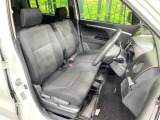 運転席まわりには十分なスペースがあり、大柄な方でもゆったり運転していただける環境です。