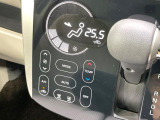 【オートエアコン】一度お好みの温度に設定すれば、車内の温度を検知し風量や温度を自動で調整。暑い&hellip;寒い&hellip;と何度もスイッチ操作をする必要はありません。快適な車内空間には必須の機能ですね♪