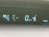視認性の高いメーターで、走行情報を一目で確認可能。運転に集中できる、シンプルで機能的なデザインです。