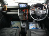 運転にかかわる様々な操作を安全に行えるように視点移動が少なく、操作性に配慮されたスイッチ類が凝縮されたコクピットです。