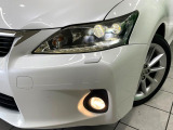【LEDヘッドライト】悪天候や夜間走行時も良好な視界を確保し安心して運転できる高輝度LEDヘッドライトを装備!点灯速度が早く、消費電力も抑えられています。