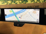 【12.3インチマツダコネクト】車内の雰囲気にマッチした大型ディスプレイ。スマホ接続でのナビ使用やBluetooth再生等、様々な機能が楽しめます。直感的なダイヤル操作が可能で、使い勝手も良好です。