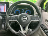 握りやすい形状で、快適なドライビングを実現。操作しやすい配置のスイッチ類で、運転中の操作もスムーズに行えます。