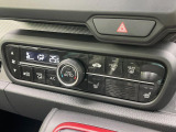 【オートエアコン】一度お好みの温度に設定すれば、車内の温度を検知し風量や温度を自動で調整。暑い&hellip;寒い&hellip;と何度もスイッチ操作をする必要はありません。快適な車内空間には必須の機能ですね♪