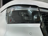 LEDヘッドライトは、点灯の瞬間から最大光量を発揮し、突然暗くなるトンネルなどでの安定感を高めます。