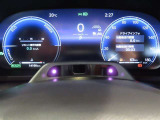 とっても見やすいメーターです。夜間時はラグジュアリーな気分にさせてくれる照明が魅力ですので、夜のドライブも楽しみになりますよ♪