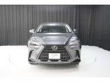エクステリアは、一目でLEXUSとわかるスピンドルグリルを起点に、人が乗るキャビンの前後を大胆に絞り込んだ菱形のボディと力強く張り出したホイールフレアを融合させ、タイヤの存在を強調しています。