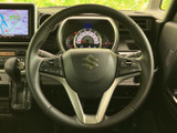 握りやすいステアリング形状で、運転操作をサポート。オーディオや通話の操作もステアリング上から行え、運転に集中できます。