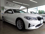 BMW在庫保有台数常時100台以上!ご来店の際はBMW本店(厚木市下荻野140-1)にご来店ください!弊社自慢の全天候型ショールーム!BMW在庫保有台数常時100台以上ございます!