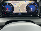 【Digital Cockpit Pro】基本の速度計とタコメーターの表示に加え、中央にドライビングデータやマップなどを少ない視線移動で視認できます。