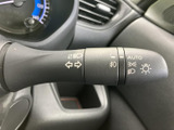 操作しやすい位置に配置されたウインカーレバー。直感的に操作でき、安全な車線変更をサポートします。夜間でも視認性の高い設計です。