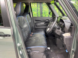 運転席まわりには十分なスペースがあり、大柄な方でもゆったり運転していただける環境です。