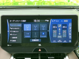 お気に入りの音楽やラジオを、クリアな音質で楽しめます。ドライブ中のエンターテイメントを充実させ、快適な車内空間を演出します。