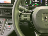 握りやすいステアリングは、ドライビングの楽しさを向上。操作性にも優れ、快適な運転をサポートします。手に馴染む素材感も魅力です。