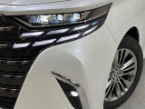 【三眼LEDヘッドライト】スタイリッシュな見た目の三眼LEDヘッドライトを装備♪スタイルだけでなく、夜間の走行も視界良好で安心してお乗りいただけます。