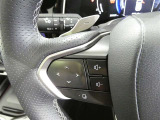 ステアリングスイッチは、ハンドルを握ったままでオーディオの各種操作や車両情報の切替ができるので安全です。